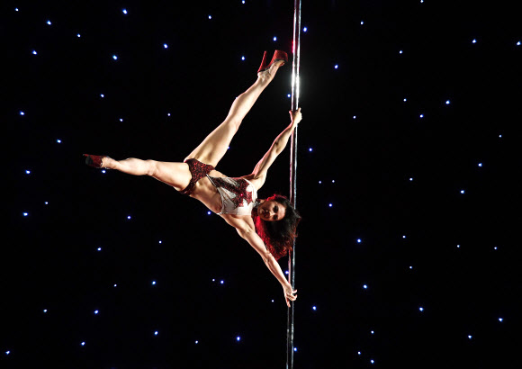 9일(현지시간) 미국 캘리포니아주 로스앤젤레스의 컨벤션 센터에서 열린 ‘2017 태평양 폴댄스 선수권대회(Pacific Pole Championships)’ 참가자가 멋진 춤과 묘기를 선보이고 있다. AFP 연합뉴스