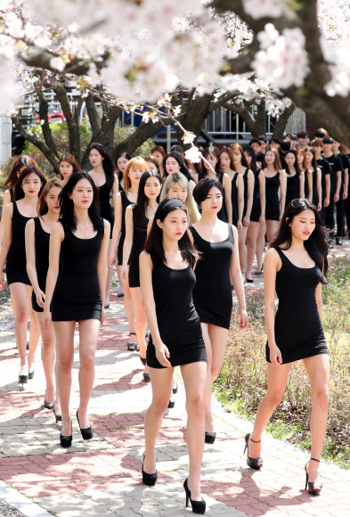 화창한 봄 날씨를 보인 10일 대전 대덕대학 모델학과 학생들이 야외수업 시간을 이용해 워킹연습을 하고 있다.  연합뉴스