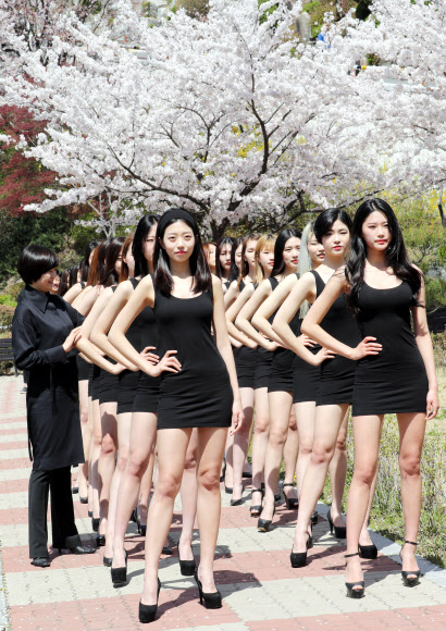 화창한 봄 날씨를 보인 10일 대전 대덕대학교 모델학과 학생들이 벚나무 아래서 포즈를 취하며 야외수업을 진행하고 있다.  연합뉴스