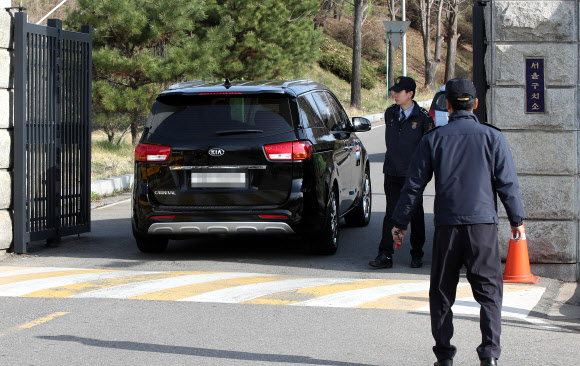 박근혜 4차 ’옥중조사’ 위해 구치소 향하는 검찰차량