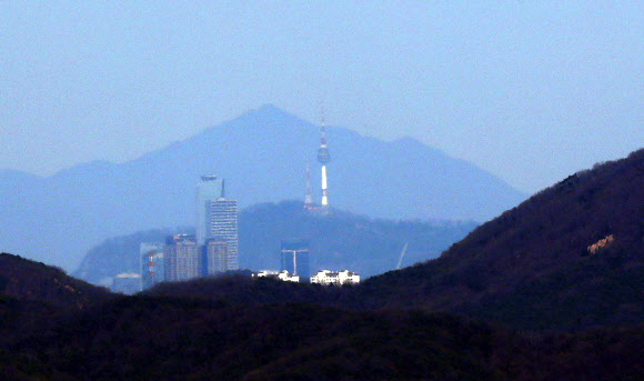 모처럼 맑은 하늘…’인천서 서울타워가 보이네’