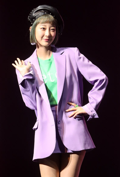 걸그룹 이엑스아이디(EXID)의 혜린이 10일 오후 서울 용산구 한남동 블루스퀘어에서 열린 새 미니앨범 ’이클립스’(Eclipse) 쇼케이스에서 포즈를 취하고 있다.  연합뉴스
