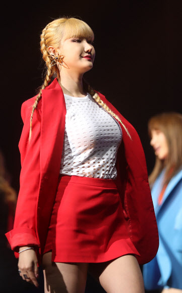 걸그룹 이엑스아이디(EXID)의 LE가 10일 오후 서울 용산구 한남동 블루스퀘어에서 열린 새 미니앨범 ’이클립스’(Eclipse) 쇼케이스에서 신곡 무대를 선보이고 있다. 연합뉴스