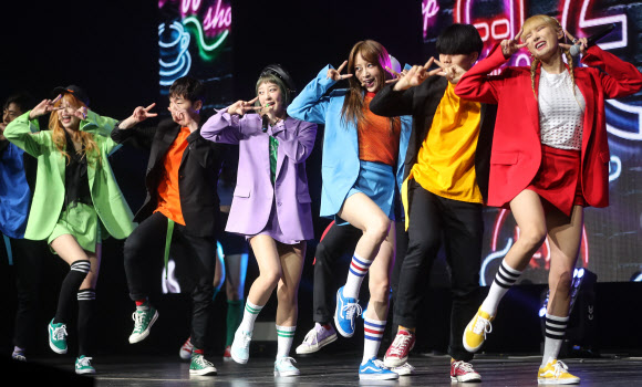 걸그룹 이엑스아이디(EXID)가 10일 오후 서울 용산구 한남동 블루스퀘어에서 열린 새 미니앨범 ’이클립스’(Eclipse) 쇼케이스에서 신곡 ’낮보다는 밤’ 무대를 선보이고 있다. 연합뉴스