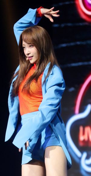 걸그룹 이엑스아이디(EXID)의 하니가 10일 오후 서울 용산구 한남동 블루스퀘어에서 열린 새 미니앨범 ’이클립스’(Eclipse) 쇼케이스에서 신곡 ’낮보다는 밤’ 무대를 선보이고 있다.  연합뉴스