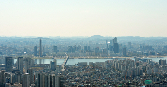 미세먼지 농도가 ‘보통’을 나타낸 10일 서울 중구 남산 서울N타워에서 바라본 서울 시내 모습. 한강 너머 강남 쪽에 위치한 건물까지 시내 전경이 한눈에 들어온다.  손형준 기자 boltagoo@seoul.co.kr