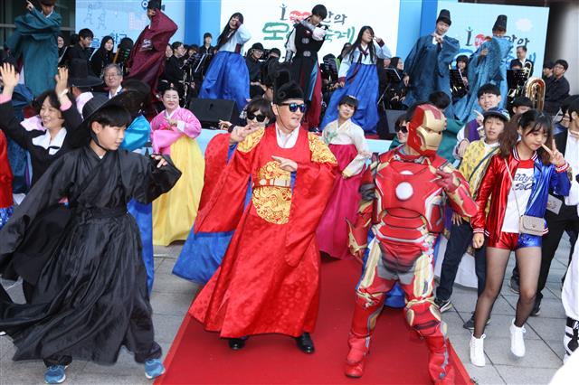 유 구청장(앞줄 왼쪽 두 번째)이 지난해 10월 관악 평생학습 축제에서 주민들과 함께 붐바스틱 춤을 추고 있다.<br>관악구 제공