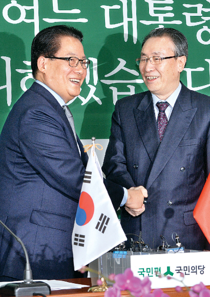 11일 우다웨이(오른쪽) 대표가 국회에서 박지원 국민의당 대표를 만나 손을 잡고 있다(오른쪽 사진). 이종원 선임기자 jongwon@seoul.co.kr