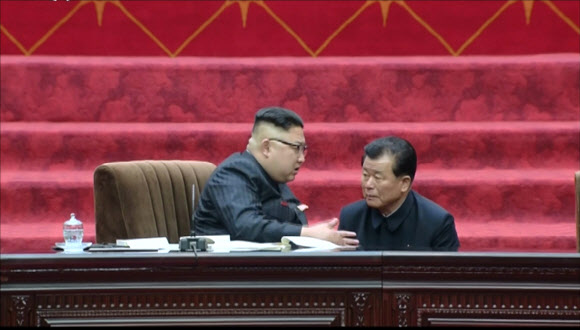 김정은 앞에 무릎 꿇고 지시 사항 듣는 오수용