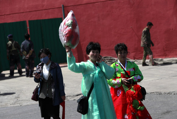 12일 북한 평양 시민들이 태양절 기념행사 리허설 준비에 한창이다. 태양절은 김일성 주석의 생일인 4월 15일 기념하는 북한의 최대 명절로 올해 105주년을 맞이했다. EPA 연합뉴스