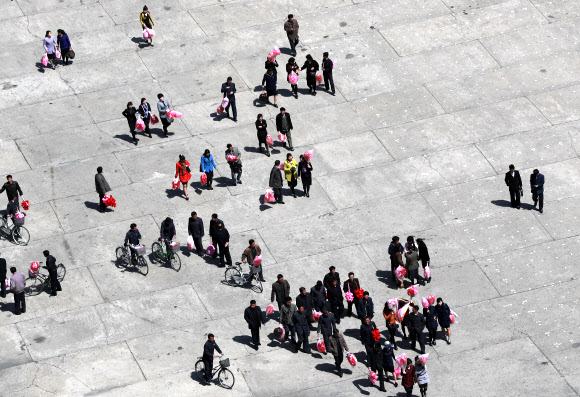 12일 북한 평양 시민들이 태양절 기념행사 리허설 준비에 한창이다. 태양절은 김일성 주석의 생일인 4월 15일 기념하는 북한의 최대 명절로 올해 105주년을 맞이했다. EPA 연합뉴스
