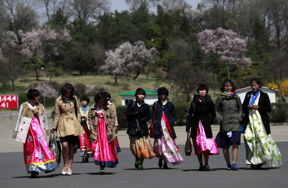 12일 북한 평양 시민들이 태양절 기념행사 리허설 준비에 한창이다. 태양절은 김일성 주석의 생일인 4월 15일 기념하는 북한의 최대 명절로 올해 105주년을 맞이했다. EPA 연합뉴스
