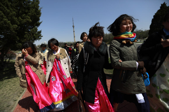 12일 북한 평양 시민들이 태양절 기념행사 리허설 준비에 한창이다. 태양절은 김일성 주석의 생일인 4월 15일 기념하는 북한의 최대 명절로 올해 105주년을 맞이했다. EPA 연합뉴스