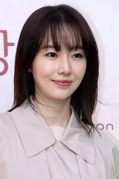 배우 이정현이 12일 오후 서울 중구 문학의집에서 열린 제4회 들꽃영화상 시상식에 참석하고 있다.  연합뉴스