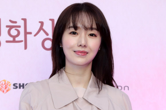 배우 이정현이 12일 오후 서울 중구 문학의집에서 열린 제4회 들꽃영화상 시상식에 참석하고 있다. 연합뉴스