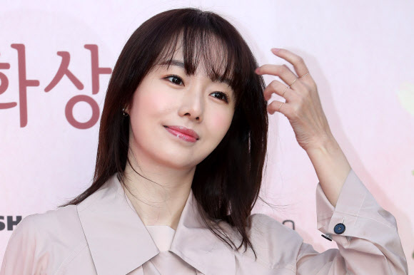 배우 이정현이 12일 오후 서울 중구 문학의집에서 열린 제4회 들꽃영화상 시상식에 참석하고 있다.  연합뉴스