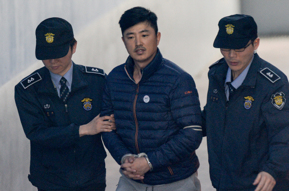 알선수재등의 혐의로 검찰에 체포된 고영태씨가 체포적부심사를 받기위해 13일 서울 서초동 중앙지방법원으로 출석하고 있다.   박윤슬 기자 seul@seoul.co.kr