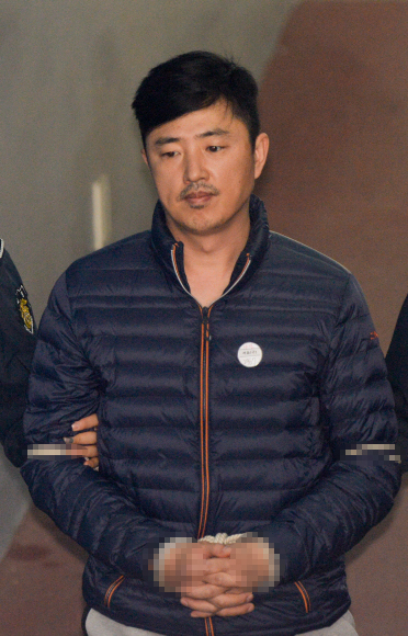 지난 11일 검찰에 체포된 고영태씨가 체포적부심사를 받기 위해 13일 서울 서초구 중앙지방법원으로 들어가고 있다. 박윤슬 기자 seul@seoul.co.kr