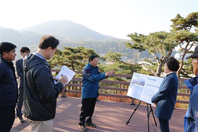 심 군수(가운데)가 섬진강댐 건설의 역사적 배경에 대해 설명하고 있다. <br>임실군 제공