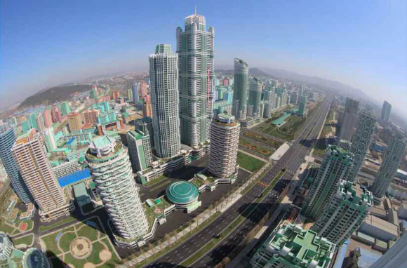 북한이 지난 13일 김정은 노동당 위원장이 참석한 가운데 여명거리 준공식을 했다고 노동신문이 14일 보도했다. 여명거리는 부지면적이 90여 정보(89만여 ㎡)이고, 연건축면적이 172만 8천여㎡에 달하며 초고층 빌딩이 즐비하게 들어서 평양의 스카이라인을 바꿀 신도시에 해당한다.  연합뉴스