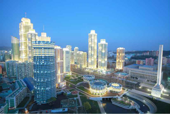 북한이 지난 13일 김정은 노동당 위원장이 참석한 가운데 여명거리 준공식을 했다고 노동신문이 14일 보도했다. 여명거리는 부지면적이 90여 정보(89만여 ㎡)이고, 연건축면적이 172만 8천여㎡에 달하며 초고층 빌딩이 즐비하게 들어서 평양의 스카이라인을 바꿀 신도시에 해당한다.  연합뉴스