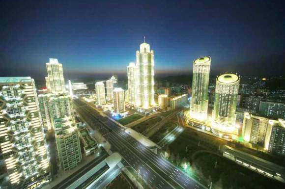 북한이 지난 13일 김정은 노동당 위원장이 참석한 가운데 여명거리 준공식을 했다고 노동신문이 14일 보도했다. 여명거리는 부지면적이 90여 정보(89만여 ㎡)이고, 연건축면적이 172만 8천여㎡에 달하며 초고층 빌딩이 즐비하게 들어서 평양의 스카이라인을 바꿀 신도시에 해당한다.  연합뉴스