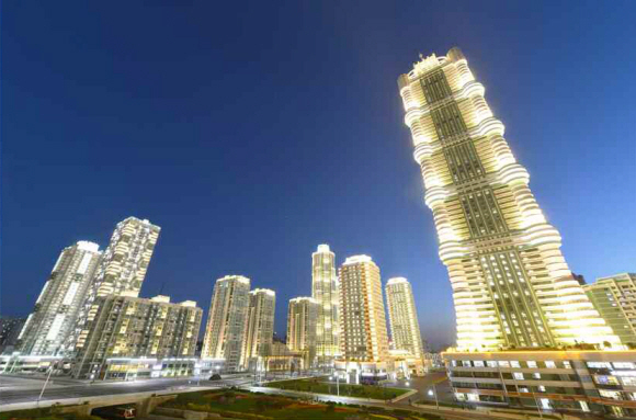 북한이 지난 13일 김정은 노동당 위원장이 참석한 가운데 여명거리 준공식을 했다고 노동신문이 14일 보도했다. 여명거리는 부지면적이 90여 정보(89만여 ㎡)이고, 연건축면적이 172만 8천여㎡에 달하며 초고층 빌딩이 즐비하게 들어서 평양의 스카이라인을 바꿀 신도시에 해당한다.  연합뉴스