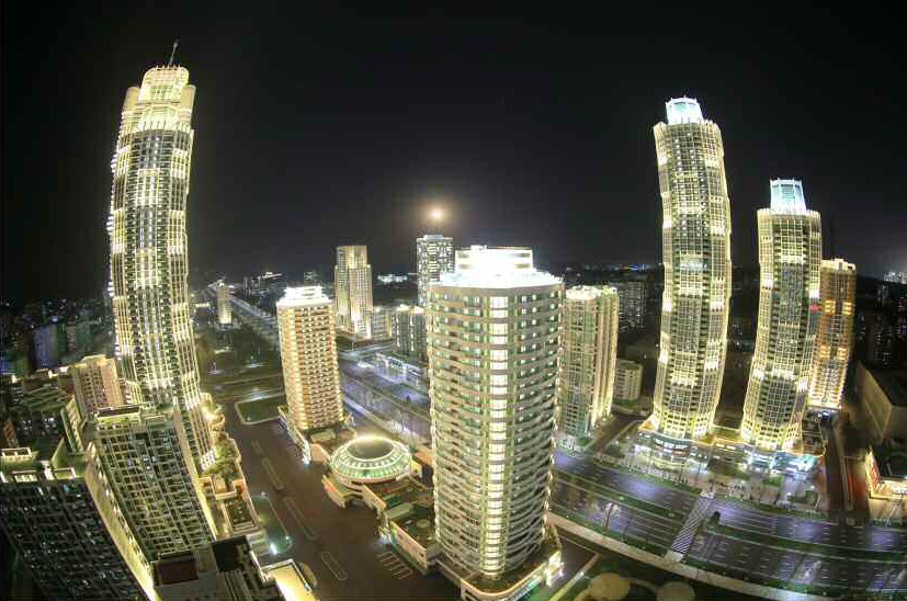 북한이 지난 13일 김정은 노동당 위원장이 참석한 가운데 여명거리 준공식을 했다고 노동신문이 14일 보도했다. 여명거리는 부지면적이 90여 정보(89만여 ㎡)이고, 연건축면적이 172만 8천여㎡에 달하며 초고층 빌딩이 즐비하게 들어서 평양의 스카이라인을 바꿀 신도시에 해당한다.  연합뉴스