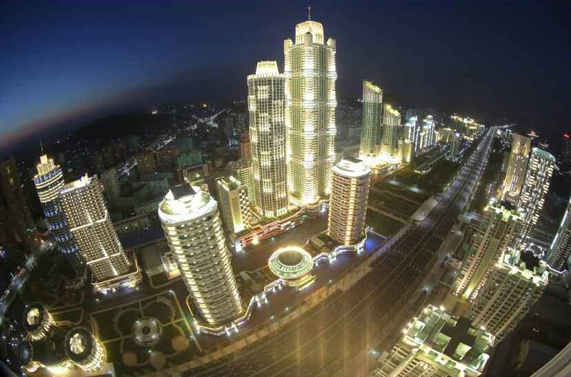 북한이 지난 13일 김정은 노동당 위원장이 참석한 가운데 여명거리 준공식을 했다고 노동신문이 14일 보도했다. 여명거리는 부지면적이 90여 정보(89만여 ㎡)이고, 연건축면적이 172만 8천여㎡에 달하며 초고층 빌딩이 즐비하게 들어서 평양의 스카이라인을 바꿀 신도시에 해당한다.  연합뉴스