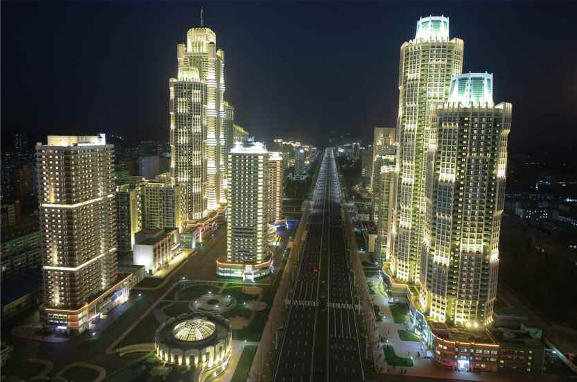 북한이 지난 13일 김정은 노동당 위원장이 참석한 가운데 여명거리 준공식을 했다고 노동신문이 14일 보도했다. 여명거리는 부지면적이 90여 정보(89만여 ㎡)이고, 연건축면적이 172만 8천여㎡에 달하며 초고층 빌딩이 즐비하게 들어서 평양의 스카이라인을 바꿀 신도시에 해당한다.  연합뉴스