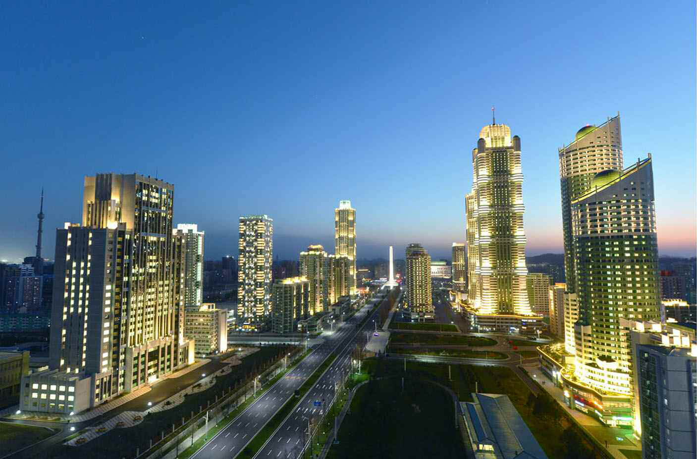 북한이 지난 13일 김정은 노동당 위원장이 참석한 가운데 여명거리 준공식을 했다고 노동신문이 14일 보도했다. 여명거리는 부지면적이 90여 정보(89만여 ㎡)이고, 연건축면적이 172만 8천여㎡에 달하며 초고층 빌딩이 즐비하게 들어서 평양의 스카이라인을 바꿀 신도시에 해당한다.  연합뉴스