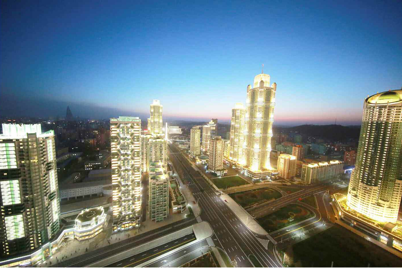 북한이 지난 13일 김정은 노동당 위원장이 참석한 가운데 여명거리 준공식을 했다고 노동신문이 14일 보도했다. 여명거리는 부지면적이 90여 정보(89만여 ㎡)이고, 연건축면적이 172만 8천여㎡에 달하며 초고층 빌딩이 즐비하게 들어서 평양의 스카이라인을 바꿀 신도시에 해당한다.  연합뉴스