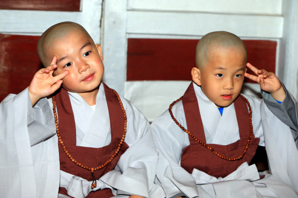 부처님 오신 날을 앞두고 14일 대한불교조계종 제3교구 본사 설악산 신흥사가 마련한 동자승 단기출가 수계식에 참가한 불교유치원 어린이들이 기념사진을 촬영하고 있다.  연합뉴스