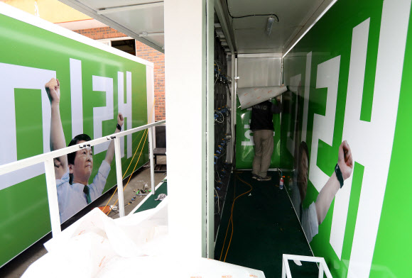 본격적인 대선 선거운동을 앞둔 14일 오후 경기도 김포시의 한 업체에 국민의당 안철수 대선후보의 유세 차량 제작 작업이 한창이다.  연합뉴스