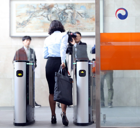 공무원들이 한 달에 한 번 오후 4시에 조기 퇴근하고 다른 날 2시간을 더 일하는 유연근무제를 처음 적용한 14일, 인사혁신처 공무원들이 오후 4시께 짐을 싸서 사무실을 나서고 있다.  연합뉴스