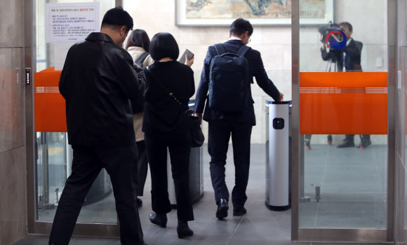 공무원들이 한 달에 한 번 오후 4시에 조기 퇴근하고 다른 날 2시간을 더 일하는 유연근무제를 처음 적용한 14일, 세종시 인사혁신처 공무원들이 오후 4시께 짐을 싸서 사무실을 나서고 있다. 연합뉴스