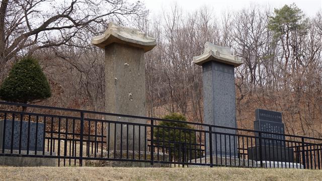 경기 성남시 분당 청계산 자락 이경석 묘소의 신도비. 왼쪽이 비문이 지워진 옛 비석이다.