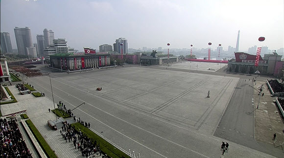 북한, 김일성 생일기념 대규모 열병식 시작