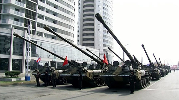 북한TV, 태양절 열병식 생중계