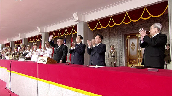 태양절 열병식 주석단에 참석한 김정은