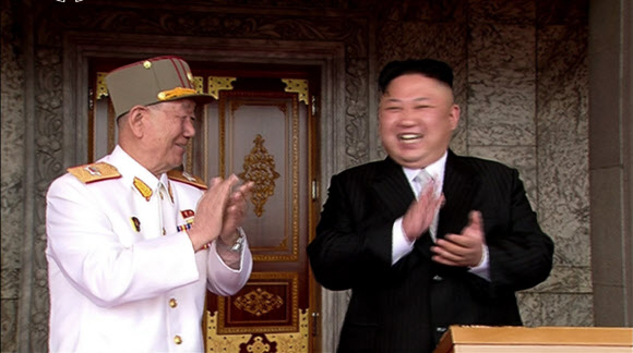 태양절 열병식 주석단에 참석한 김정은