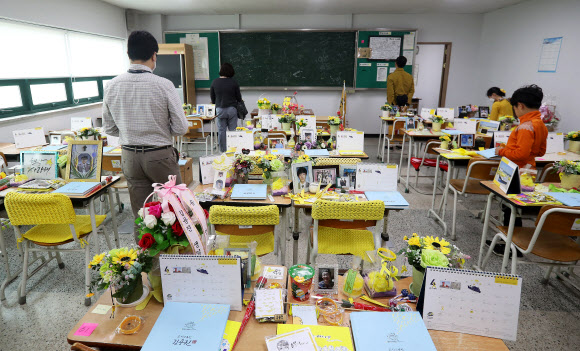 추모객 발길 이어지는 기억교실
