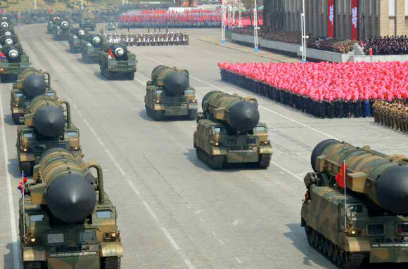 북한 열병식에 신형 ICBM추정 미사일 등 전략무기 총동원