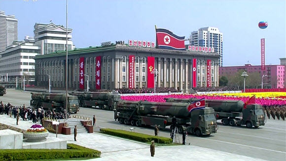 <YONHAP PHOTO-1357> 북한 열병식에 신형 ICBM 추정 미사일 첫 공개     (서울=연합뉴스) 북한 조선중앙TV가 김일성 주석의 105번째 생일(태양절)을 맞아 15일 평양 김일성광장에서 진행된 열병식에 신형 ICBM으로 추정되는 미사일이 처음으로 공개됐다. 이 미사일은 고체연료 방식의 콜드 런치 ICBM으로 추정된다. 2017.4.15       [국내에서만 사용가능. 재배포 금지. For Use Only in the Republic of Korea. No Redistribution]     nkphoto@yna.co.kr/2017-04-15 13:16:25/ <저작권자 ⓒ 1980-2017 ㈜연합뉴스. 무단 전재 재배포 금지.>