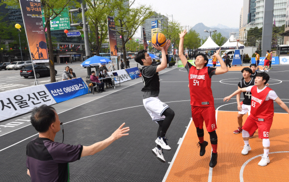 서울마당 가르는 슛… 광화문 길거리 농구대회  