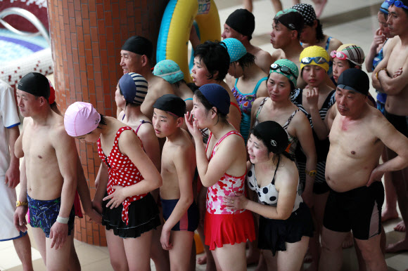 북한 주민들이 16일 북한 김일성 주석의 생일인 태양절을 맞아 문수 물놀이장에서 물놀이를 즐기며 즐거운 시간을 보내고 있다. EPA 연합뉴스