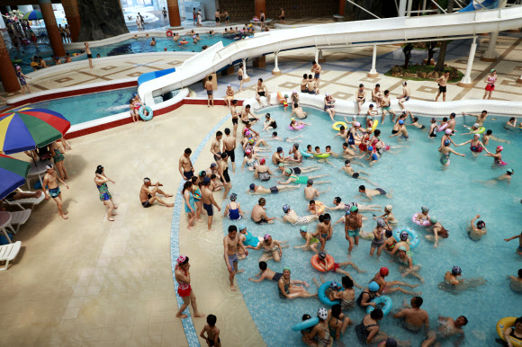 북한 주민들이 16일 북한 김일성 주석의 생일인 태양절을 맞아 문수 물놀이장에서 물놀이를 즐기며 즐거운 시간을 보내고 있다. EPA 연합뉴스