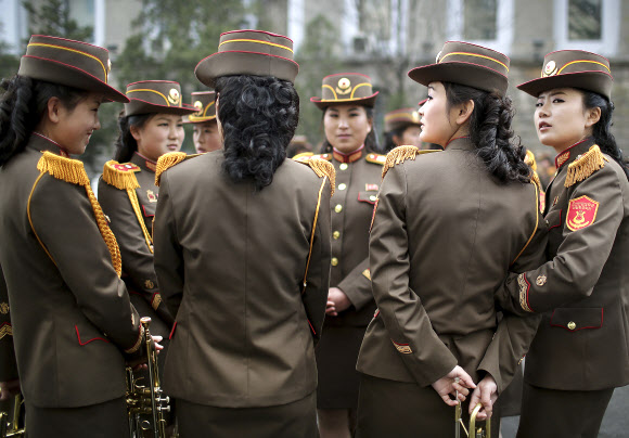 15일 북한 김일성 주석의 생일인 태양절을 맞아 여군 의장대원들이 평양 김일성광장에서 열병식이 거행되기 전 대화를 나누고 있다. AP 연합뉴스