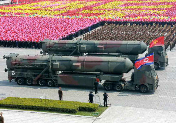 북한 김일성 주석의 105번째 생일(태양절)을 맞아 지난 15일 평양 김일성광장에서 진행한 열병식에서 신형 대륙간탄도미사일(ICBM)로 추정되는 미사일이 처음으로 공개되고 있다. 연합뉴스
