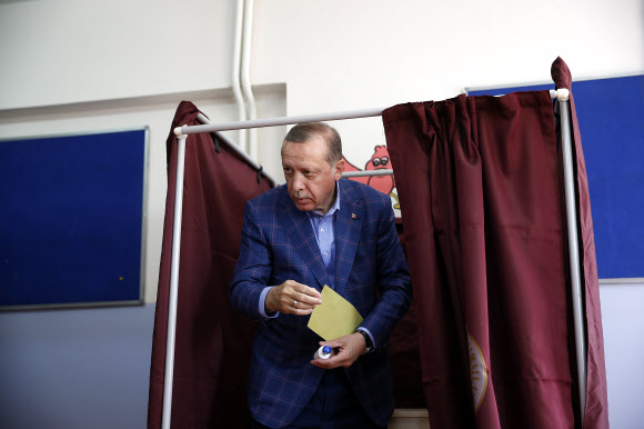 레제프 타이이프 에르도안 터키 대통령이 16일(현지시간) 개헌안 국민투표를 실시한 이스탄불의 한 투표소에서 투표를 마친 뒤 나오고 있다. 이스탄불 AP 연합뉴스
